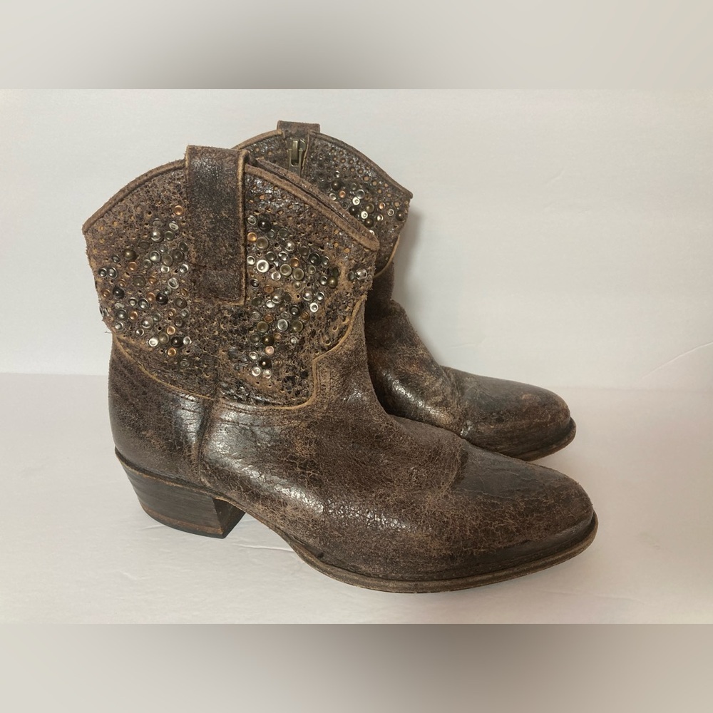 Frye genuine goodyear welt ankle boots made in Spain studded 6M short western